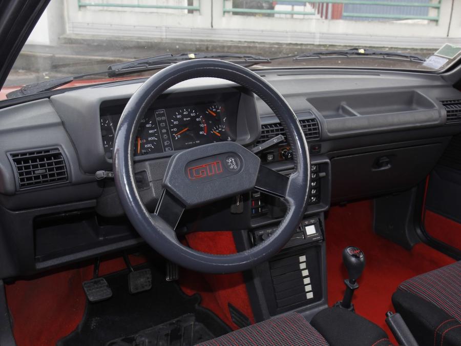 Интерьер Peugeot 205 1.6 GTI 1983 года  (фото 6 из 32)